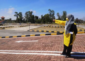 NOR Haslina Abdullah menunjukkan suasana lengang tanpa operasi di Institut Memandu Amkist Bachok sejak bermulanya PKP. - UTUSAN/TOREK SULONG