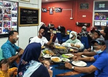 GAMBAR yang tular pasangan artis berkenaan makan di sebuah kedai makan di Lipis malam semalam.