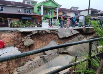 KEADAAN tebing runtuh yang berlaku di Taman Wira, Pedah, Jerantut, Pahang awal pagi Khamis lalu.