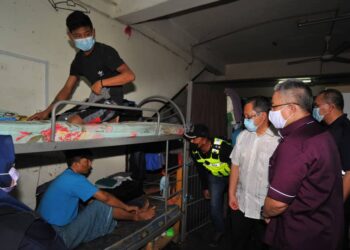 DR. Adham Baba (kanan) melihat tempat penginapan pekerja asing di sebuah asrama di Taman Senai Utama, Kulai, Johor. -UTUSAN/RAJA JAAFAR ALI