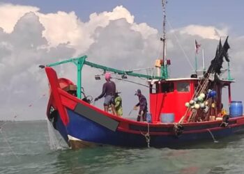 BOT nelayan yang ditahan Maritim Selangor di sekitar perairan Kuala Selangor, Selangor, semalam.