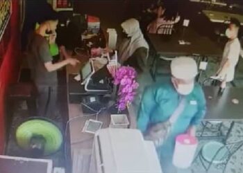 TANGKAP layar menunjukkan suspek berjubah dan berserba mencuri tabung derma di sebuah kedai makan di Permatang Berangan, Sungai Petani semalam.