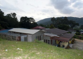 SERAMAI 20 buah keluarga yang mendiami kawasan kaki bukit merayu ihsan kerajaan negeri setelah diarah mengosongkan tanah tersebut di Kampung Bukit Taman Bandar di Batu Pahat, Johor.