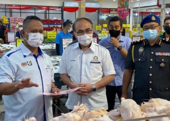 DR. Chong Fat Full (dua dari kiri) melakukan tinjauan dan pemeriksaan ke sebuah pasar raya sempena program Skim Harga Maksimum Musim Perayaan (SHMMP) Tahun Baharu Cina di Kluang, Johor.