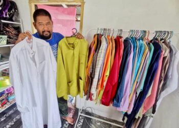 MOHD Effendey menunjukkan pakaian yang ada di #Boutique4Community iaitu projek butik pakaian percuma di Lorong Seri Repoh, Kampung Tok Larak, Jalan Arau-Kangar, Perlis hari ini.- UTUSAN/NAZLINA NADZARI