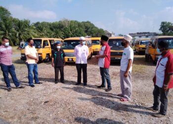 AHMAD Fathan Mahmood (tengah) mendengar keluhan para pengusaha bas dan van sekolah ketikaProgram Musaadah Covid-19 di Pengkalan Chepa, Kota Bharu hari ini.-UTUSAN/ROHANA MOHD. NAWI