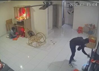 TANGKAP layar rakaman CCTV dua suspek memecah masuk rumah mangsa di Taman Cahaya, Kota Puteri Masai, Johor Bahru, Johor.