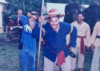 GAMBAR kenangan Saudi Sidek (tengah) ketika berlakon sebagai ketua
pengawal gajah dalam filem Anna and The King pada 1999.