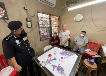 SERAMAI lapan warga emas berusia antara 54 hingga 60 tahun ditahan selepas dikesan bermain judi mahjong di sebuah rumah di Jalan Kampung Paya, Raja Uda, Butterworth, Pulau Pinang hari ini. -UTUSAN/ SITI NUR MAS ERAH AMRAN