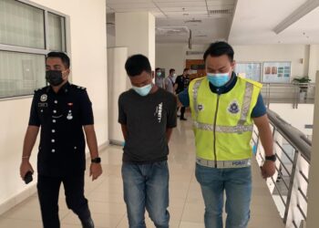 DANIAL HAKIM (tengah) di bawa ke Mahkamah Majistret Klang, Selangor atas pertuduhan menyembunyikan harta milik individu lain.