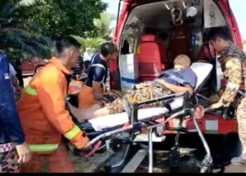 ANGGOTA bomba dikejarkan ke hospital untuk menerima rawatan selepas hampir pengsan akibat strok haba selepas selesai memadam kebakaran di sebuah bengkel membaiki dan mengecat kereta di Tikam Batu, Sungai Petani hari ini.