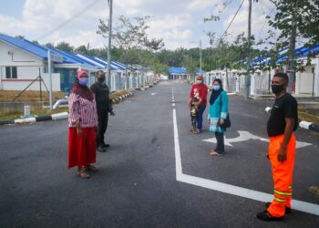 SEBAHAGIAN pembeli Taman Baiduri, PPR Rantau, Seremban ketika ditemui pemberita di taman perumahan tersebut hari ini.-UTUSAN/MUHAMMAD IZZAT TERMIZIE.