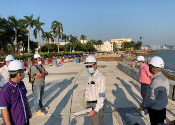 JAGDEEP Singh Deo meninjau kerja-kerja yang dijalankan di sekitar projek Penang North Seafront, Padang Kota, Pulau Pinang.