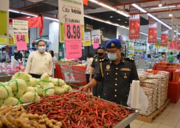 PEGAWAI KPDNHEP Negeri Sembilan memeriksa barangan jualan di sebuah pasar raya sepanjang tempoh pelaksanaan Skim Harga Maksimim Musim Perayaan Tahun Baru Cina 2021 baru-baru ini.