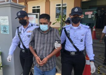 T. YOGARAJAH (tengah) diiringi anggota polis trafik ketika dihadapkan ke Mahkamah Majistret atas pertuduhan memandu dalam keadaan mabuk sehingga menyebabkan kematian anggota polis di Kluang, Johor. - UTUSAN/MOHAMAD FAHD RAHMAT