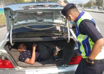 KERETA jenis Proton Waja yang dipandu wanita berusia 40-an itu ditahan ketika cuba melintasi sekatan jalan raya (SJR) di Kilometer 2.4 Lebuh Raya Butterworth-Kulim (BKE) dekat Seberang Jaya, di sini kira-kira pukul 5 petang.