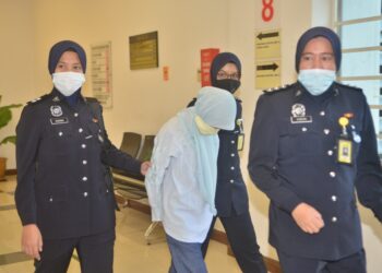 ZURIATI dibawa anggota polis ke Mahkamah Sesyen Shah Alam, Selangor, hari ini. UTUSAN/ISKANDAR SHAH MOHAMED