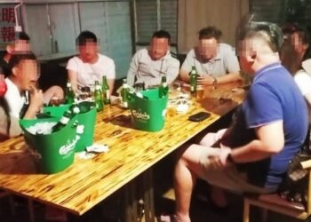 SEBAHAGIAN daripada kumpulan peniaga yang ditahan di sebuah pusat hiburan kerana melanggar SOP ketika PKP di Pekan Lama, Sungai Petani malam semalam.