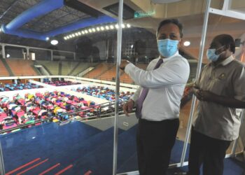 HASNI Mohammad (kiri) meninjau PKRC bersama R. Vidyanathan ketika melakukan lawatan di Stadium Tertutup Majlis Bandaraya Pasir Gudang, Johor.  -UTUSAN/RAJA JAAFAR ALI