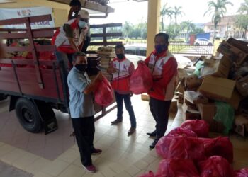 MOHD. Zaid Sulaiman (kanan) menyampaikan bakul makanan kepada Khairul Azlam Mohamad (kiri) di ibu pejabat Kumpulan Ketengah Holding Sdn. Bhd. (KHSB) di Dungun hari ini.