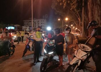 POLIS melancarkan Operasi Khas Motosikal di Jalan Tanjong Tokong, Pulau Pinang malam tadi ekoran laporan orang awam berhubung sikap penunggang motosikal di kawasan itu yang sering mengganggu ketenteraman awam sepanjang PKP. - UTUSAN/NOOR HASLIZA NUSI