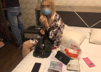 SALAH seorang wanita warga asing yang ditahan dalam serbuan di sebuah hotel bajet di bandar raya Melaka. - UTUSAN/DIYANATUL ATIQAH ZAKARYA