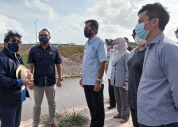 DR. Ahmad Masrizal Mohamad (dua, kiri) bersama Azalina Othman Said (kiri) melawat Kampung Sungai Kapal Lama yang berdepan isu banjir di Pengerang, Kota Tinggi, Johor.