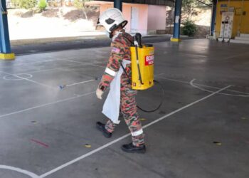 ANGGOTA JBPM menjalankan proses sanitasi dan disinfeksi di Sekolah Menengah Kebangsaan (SMK) Penanti, Bukit Mertajam, Pulau Pinang sebagai langkah pencegahan Covid-19.