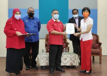 SAARANI Mohamad (dua dari kanan) menyampaikan sijil penghargaan kepada guru dalam Program Pecutan Akhir-Kelas SPM 2020 DUN Kota Tampan di Lenggong, Perak.