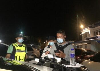 HASAN BASRI Yahya (dua dari kanan) dan anggota Bahagian Siasatan Penguatkuasaan Trafik Melaka Tengah mengeluarkan saman kepada salah seorang pemandu Honda Civic yang ditahan. - UTUSAN/DIYANATUL ATIQAH ZAKARYA