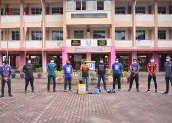 SUKARELAWAN MBJGM turun padang selama tiga  hari berturut-turut untuk melakukan sanitasi terhadap dewan peperiksaan SPM di sekolah-sekolah di Gua Musang hari ini. - UTUSAN/AIMUNI TUAN LAH