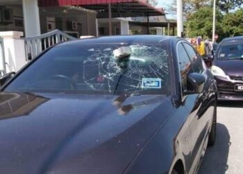 SEBUAH kereta yang rosak di bahagian cermin apabila dibaling batu bata dalam beberapa kejadian di taman perumahan di Port Dickson baru-baru ini. - UTUSAN/GAMBAR MEDIA SOSIAL