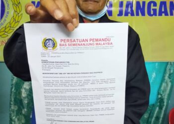 SAADAN Man menunjukkan surat permohonan bantuan ahli-ahlinya kepada Kementerian Pengangkutan baru-baru ini.