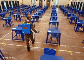 ANGGOTA Balai Bomba dan Penyelamat (BBP) Bidor melakukan proses sanitasi dan disinfeksi di sekolah yang dijadikan pusat peperiksaan SPM esok. - UTUSAN/GAMBAR JBPM PERAK