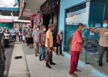 PENDUDUK yang terkesan dengan Perintah Kawalan Pergerakan beratur bagi mendapatkan bekalan makanan yang disumbangkan Ikatan Anak Mersing, baru-baru ini.