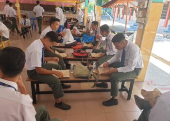 CALON-CALON SPM SMK Seri Balik Pulau, Pulau Pinang dibekalkan makanan dan minuman secara percuma sepanjang peperiksaan itu berlangsung mulai hari ini bagi mengekang penularan Covid-19.