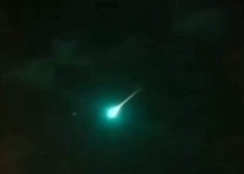 BENTUK lintasan cahaya hijau terang dipercayai meteor yang didakwa melintasi ruang rumah beberapa penduduk di Kedah malam semalam. - Gambar hiasan