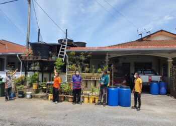 BEBERAPA penduduk menunjukkan tangki air yang disediakan untuk menyimpan air berikutan gangguan bekalan air kerap berlaku di Taman Armada, Kuala Kedah hari ini.