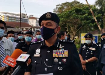 MIOR Faridalathrash Wahid ditemui pemberita selepas melawat memantau pematuhan prosedur operasi standard (SOP) Covid-19 calon peperiksaan Sijil Pelajaran Malaysia (SPM) 2020 di Sekolah Menengah Kebangsaan (SMK) Anderson di Ipoh hari ini.