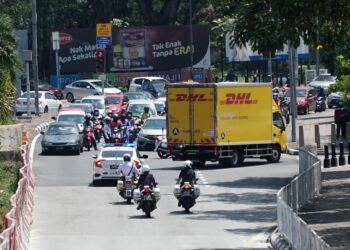 VAN logistik DHL yang membawa vaksin Covid-19 tiba di Hospital Raja Permaisuri Bainun (HRPB) di Ipoh hari ini. - UTUSAN/ZULFACHRI ZULKIFLI