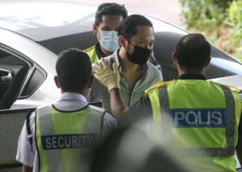 CHAN EU BOON dibawa ke Mahkamah Majistret Shah Alam, Selangor hari ini atas pertuduhan menyiarkan hantaran sehingga menyebabkan ketakutan atau kegentaran kepada orang awam Februari lalu.UTUSAN/ZULFADHLI ZAKI