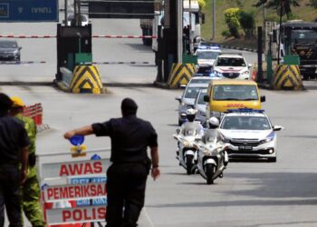 VAN syarikat logistik DHL yang membawa vaksin Covid-19 Pfizer BioNTech diiringi anggota keselamatan tiba di Plaza Tol Ayer Keroh, Melaka jam 11.50 pagi tadi. - UTUSAN/RASUL AZLI SAMAD