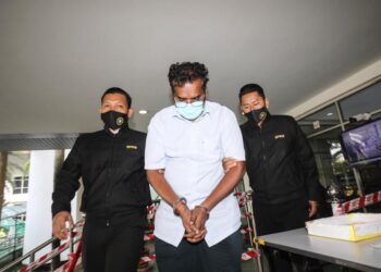 T.VADIVELAN dibawa ke Mahkamah Sesyen Shah Alam, Selangor atas pertuduhan rasuah bagi meneruskan kontrak lantikan kerja empat tahun lalu.