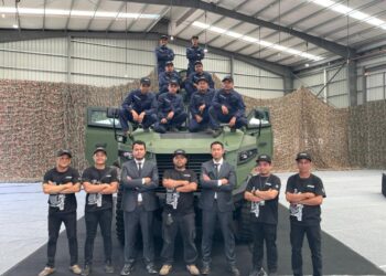 KHAIRUL HAZWAN Mohd. Rasit (tiga dari kiri) bersama pasukannya yang membangunkan  Mildef HMAV4x4. - UTUSAN/HADI AB. MANAP