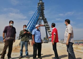 ARIFFIN Deraman (tengah) sewaktu melihat projek pembinaan jabatan ikonik Tasik Kenyir di Pengkalan Gawi, Tasik Kenyir, Hulu Terengganu hari ini. -UTUSAN/NOOR HAYATI MAMAT