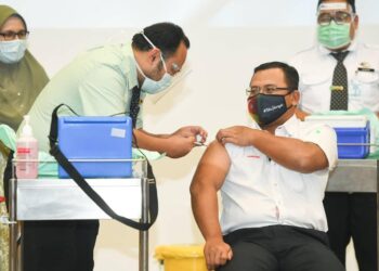 AMIRUDIN menerima vaksin Covid-19 semasa pelancaran Program Imunisasi Vaksin Covid-19 peringkat Selangor di Hospital Shah Alam,  Selangor, hari ini - UTUSAN/ MOHAMAD NAUFAL MOHAMAD IDRIS