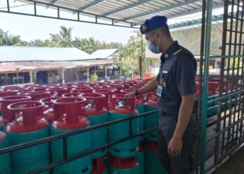 ANGGOTA penguat kuasa KPDNHEP membuat pemeriksaan LPG di sebuah bengkel kenderaan di Taman Daya, Johor Bahru, Johor.