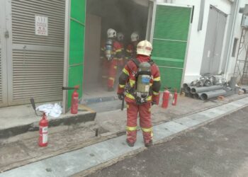 SEPASUKAN anggota bomba berjaya memadam kebakaran yang berlaku di di sebuah kilang di Kawasan Perindustrian Ayer Keroh, Melaka. - UTUSAN/DIYANATUL ATIQAH ZAKARYA