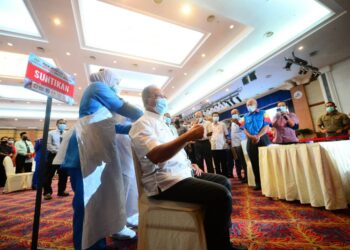 WAN ROSDY menjadi individu pertama di negeri ini menerima suntikan vaksin jenis PfizerBioNTech pada Program Imunisasi Covid-19 Peringkat Negeri di Dewan Jubli Perak Sultan Haji Ahmad Shah di Kuantan, Pahang hari ini.