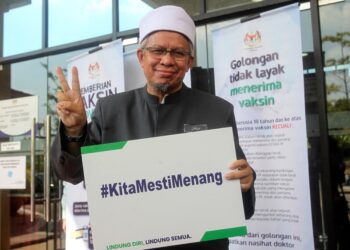 Menteri di Jabatan Perdana Menteri (Hal Ehwal Agama), Datuk Seri Dr. Zulkifli Mohamad Al-Bakri selepas menerima suntikan vaksin COVID-19 jenis Pfizer BioNTech di Pejabat Kesihatan Daerah Putrajaya Presint 11 hari ini di sini, hari ini.-UTUSAN/FAISOL MUSTAFA